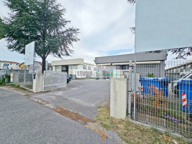 Locale commerciale in vendita a Massarosa