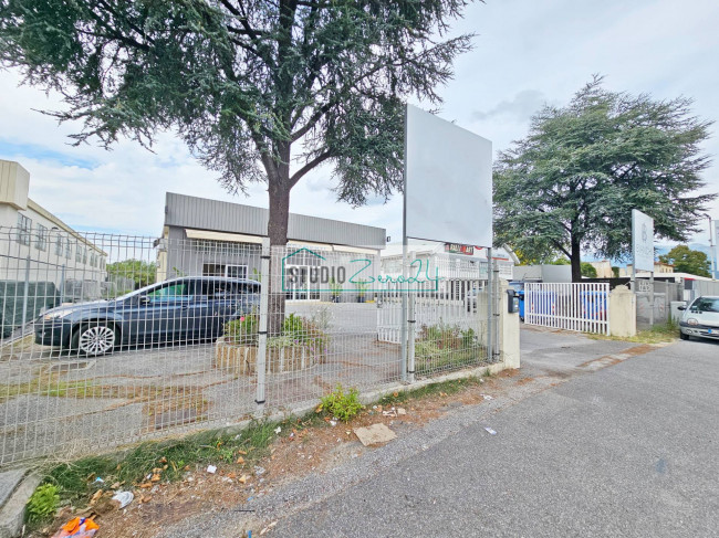 Locale commerciale in vendita a Massarosa