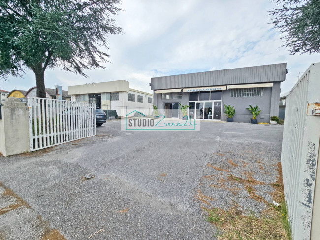 Locale commerciale in vendita a Massarosa