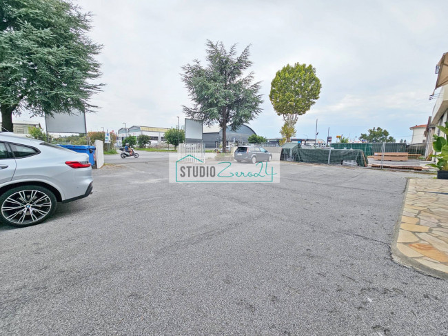 Locale commerciale in vendita a Massarosa