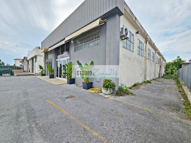 Locale commerciale in vendita a Massarosa