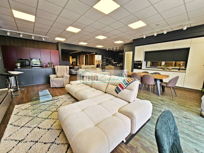 Locale commerciale in vendita a Massarosa