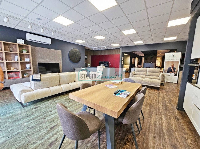 Locale commerciale in vendita a Massarosa