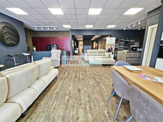 Locale commerciale in vendita a Massarosa