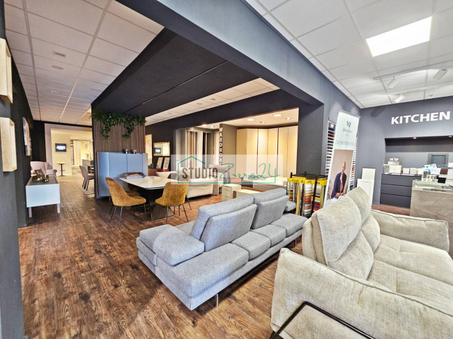 Locale commerciale in vendita a Massarosa