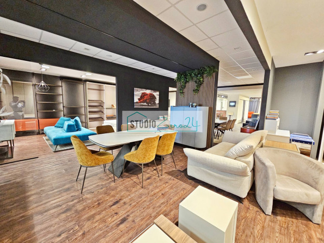 Locale commerciale in vendita a Massarosa