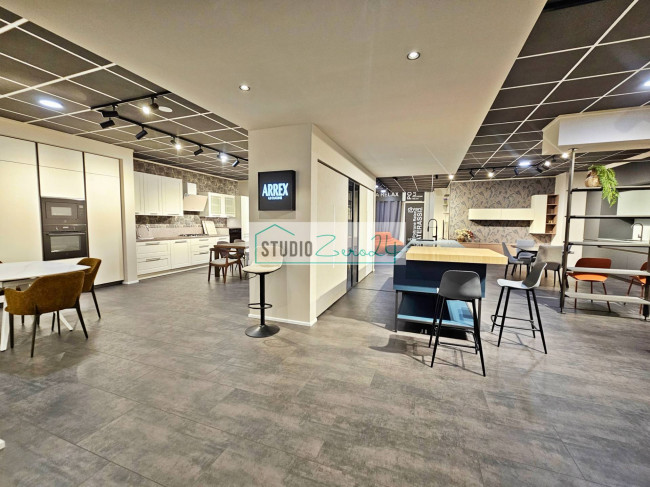 Locale commerciale in vendita a Massarosa