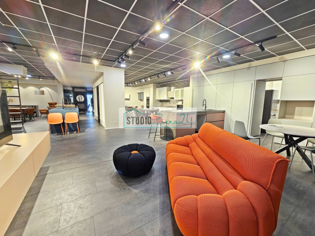 Locale commerciale in vendita a Massarosa