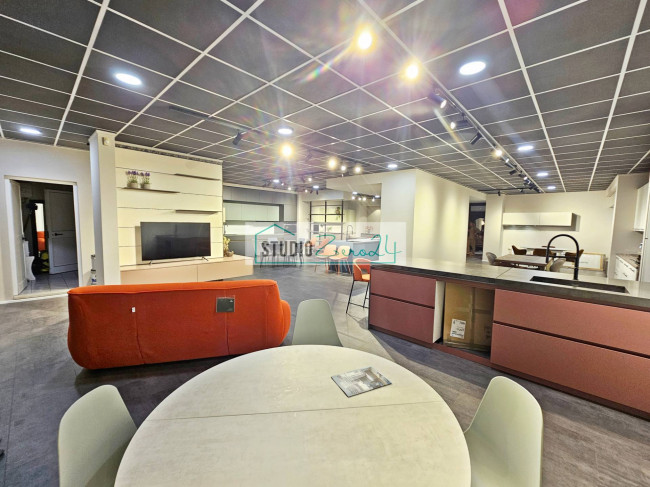 Locale commerciale in vendita a Massarosa