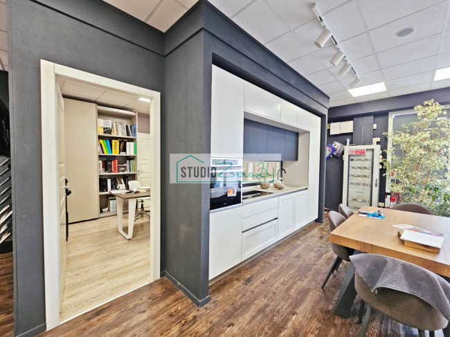 Locale commerciale in vendita a Massarosa