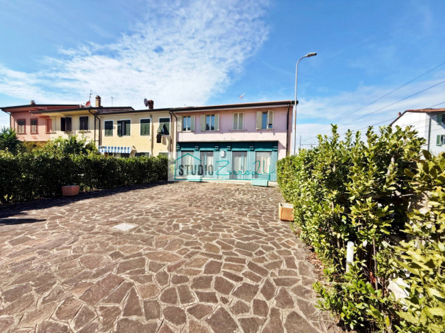 Locale commerciale in vendita a Viareggio