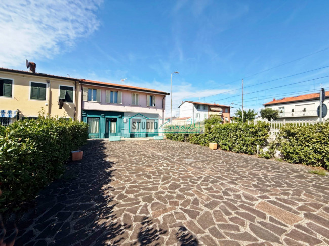 Locale commerciale in vendita a Viareggio