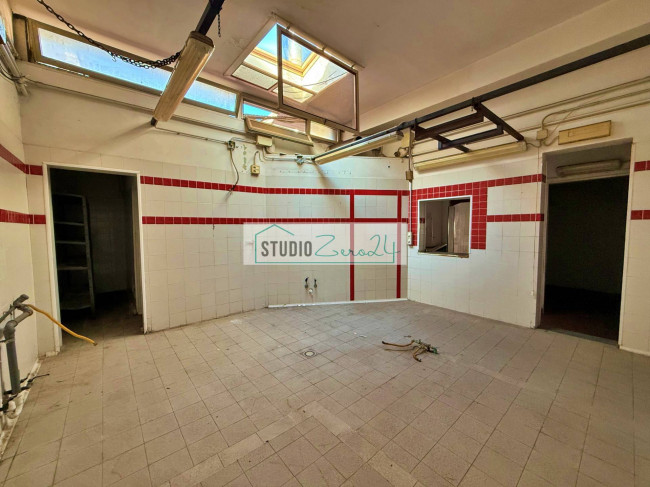 Locale commerciale in vendita a Viareggio