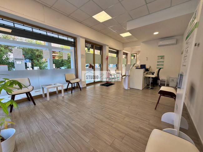 Locale commerciale in vendita a Viareggio