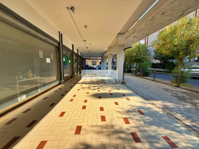 Locale commerciale in vendita a Viareggio