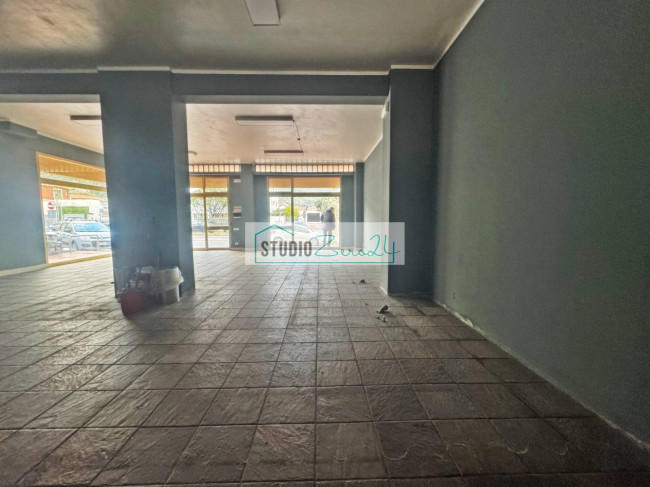 Locale commerciale in vendita a Massa