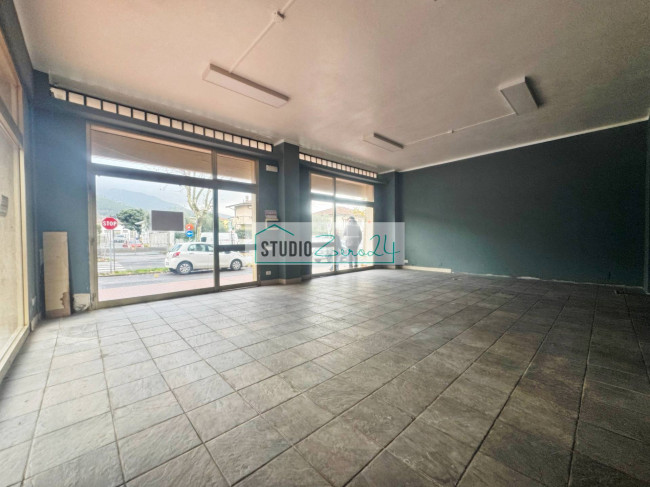 Locale commerciale in vendita a Massa