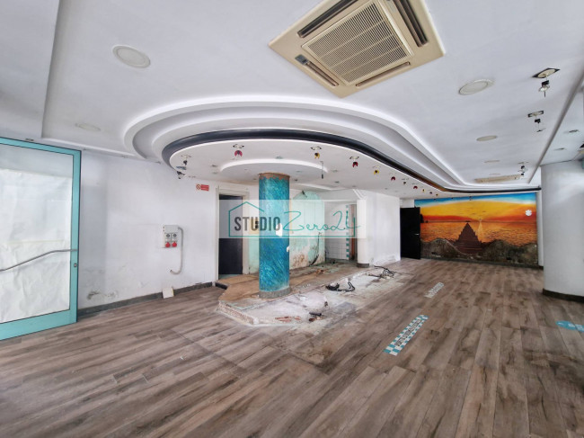 Locale commerciale in vendita a Camaiore