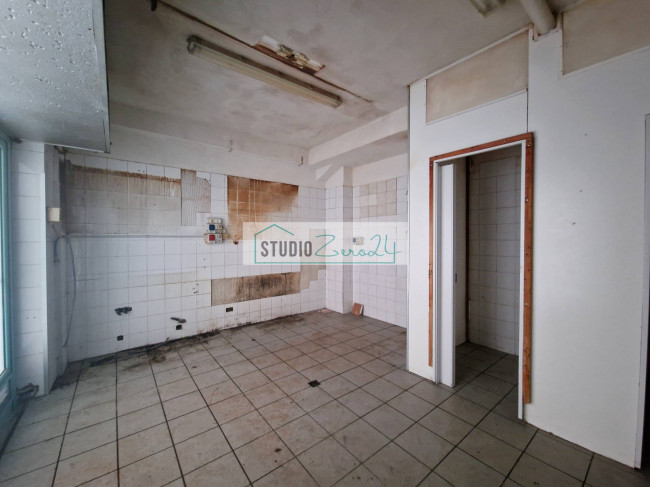 Locale commerciale in vendita a Camaiore