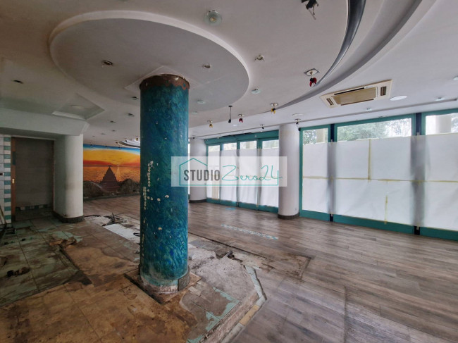 Locale commerciale in vendita a Camaiore