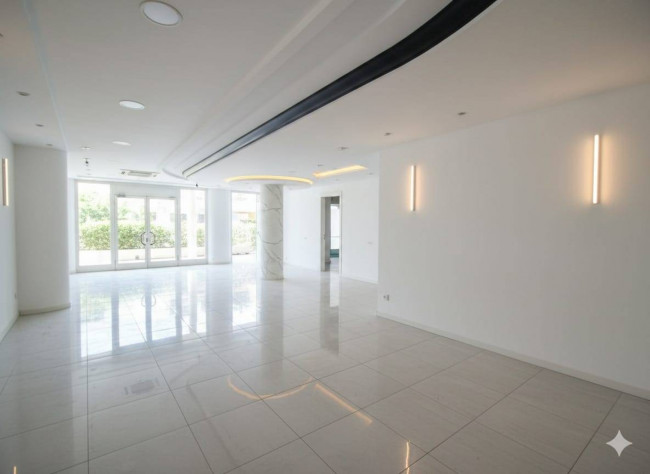 Locale commerciale in vendita a Camaiore