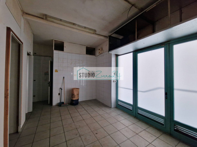 Locale commerciale in vendita a Camaiore