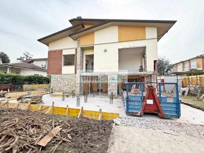 Villetta Bifamiliare in vendita a Camaiore