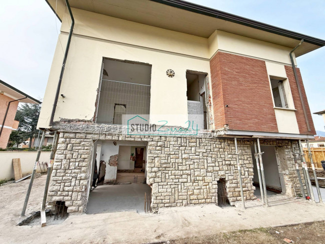 Villetta Bifamiliare in vendita a Camaiore