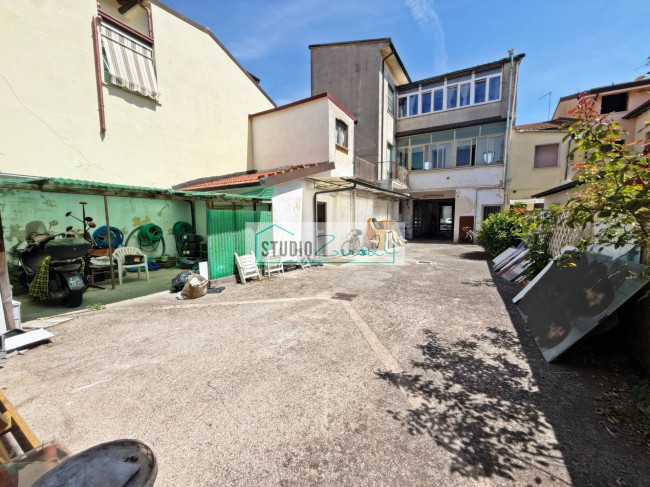 Magazzino in vendita a Viareggio