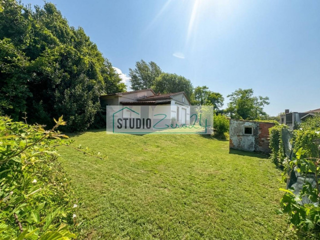 Villa for sale in Massa