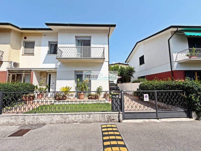 Villetta Bifamiliare in vendita a Viareggio