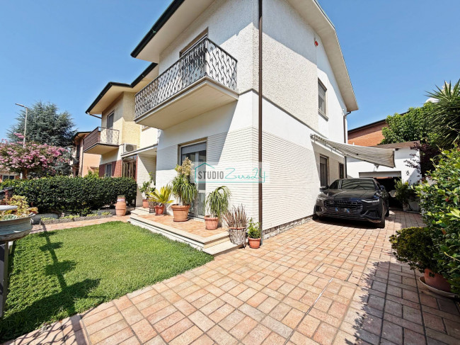 Villetta Bifamiliare in vendita a Viareggio