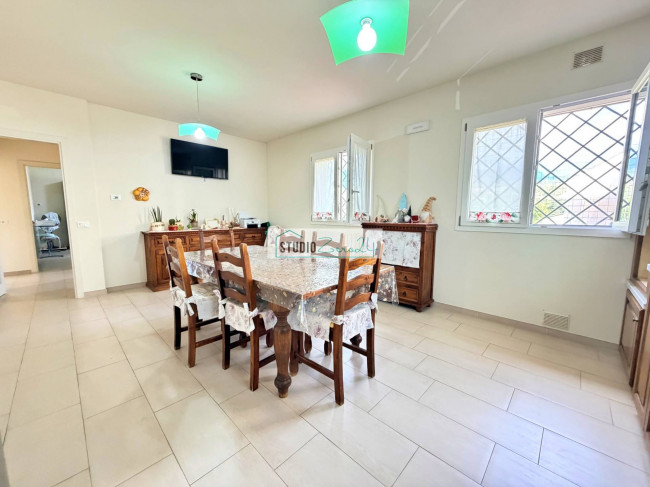 Villa for sale in Seravezza