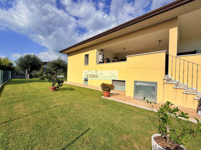 Villa for sale in Seravezza