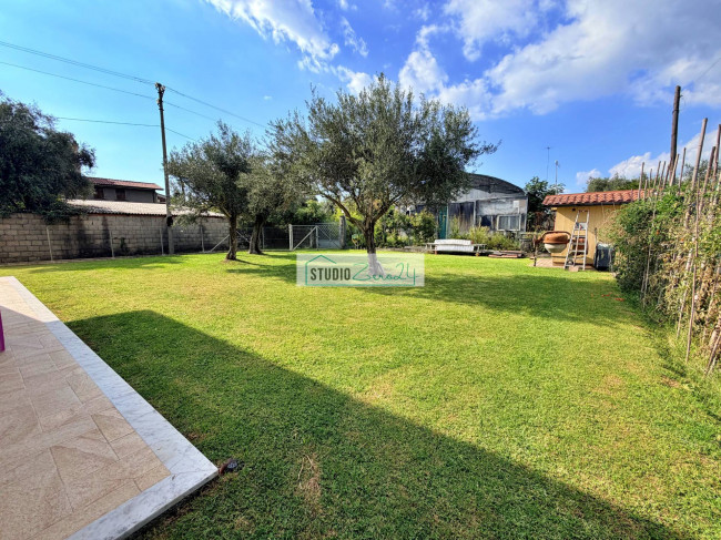 Villa for sale in Seravezza
