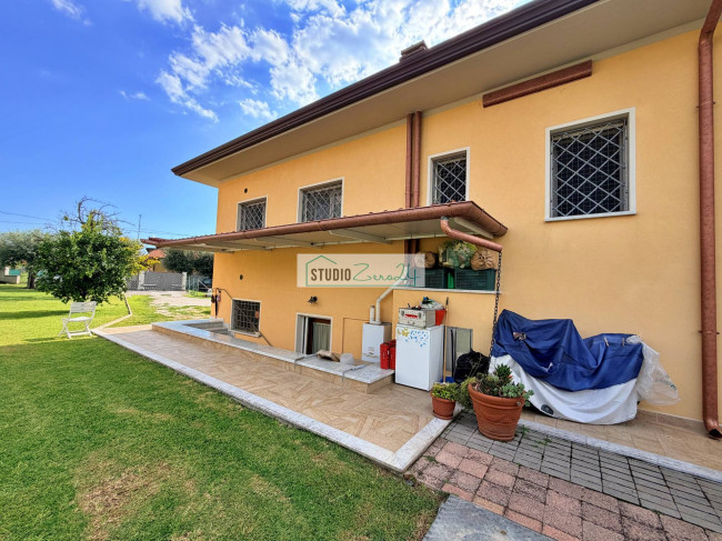 Villa for sale in Seravezza