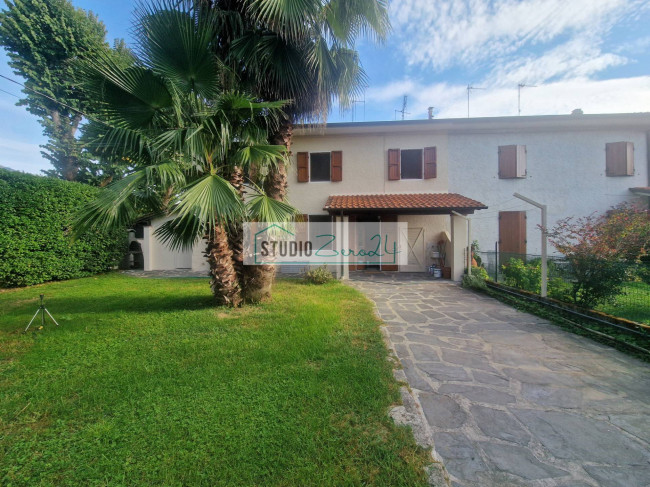 Semi‑detached Villa for sale in Camaiore