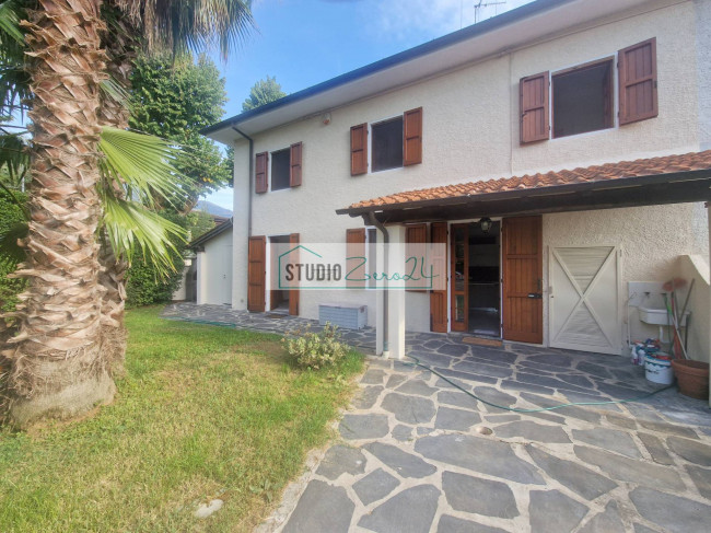 Villetta Bifamiliare in vendita a Camaiore