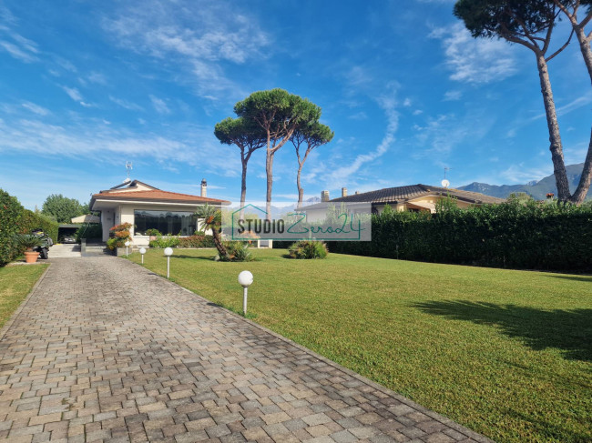 Villa for sale in Camaiore