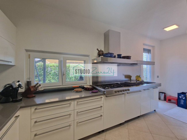 Villa for sale in Camaiore