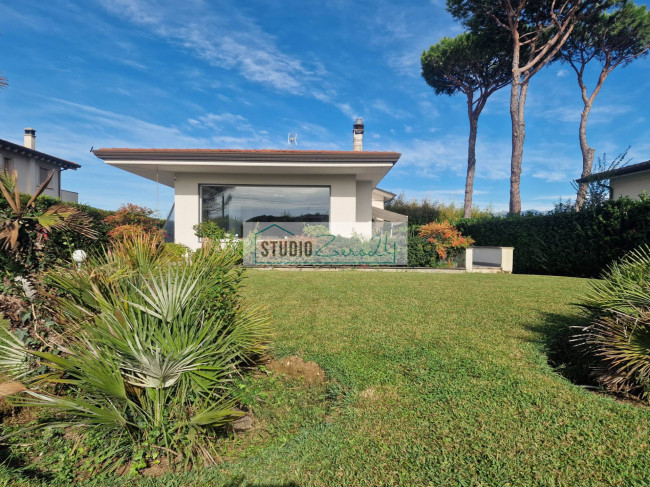 Villa for sale in Camaiore