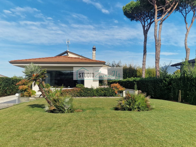 Villa for sale in Camaiore