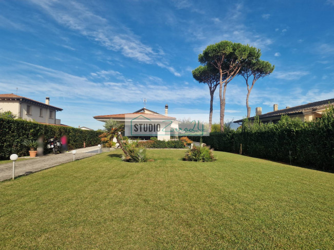 Villa for sale in Camaiore