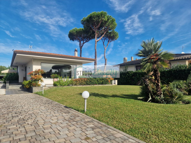Villa for sale in Camaiore