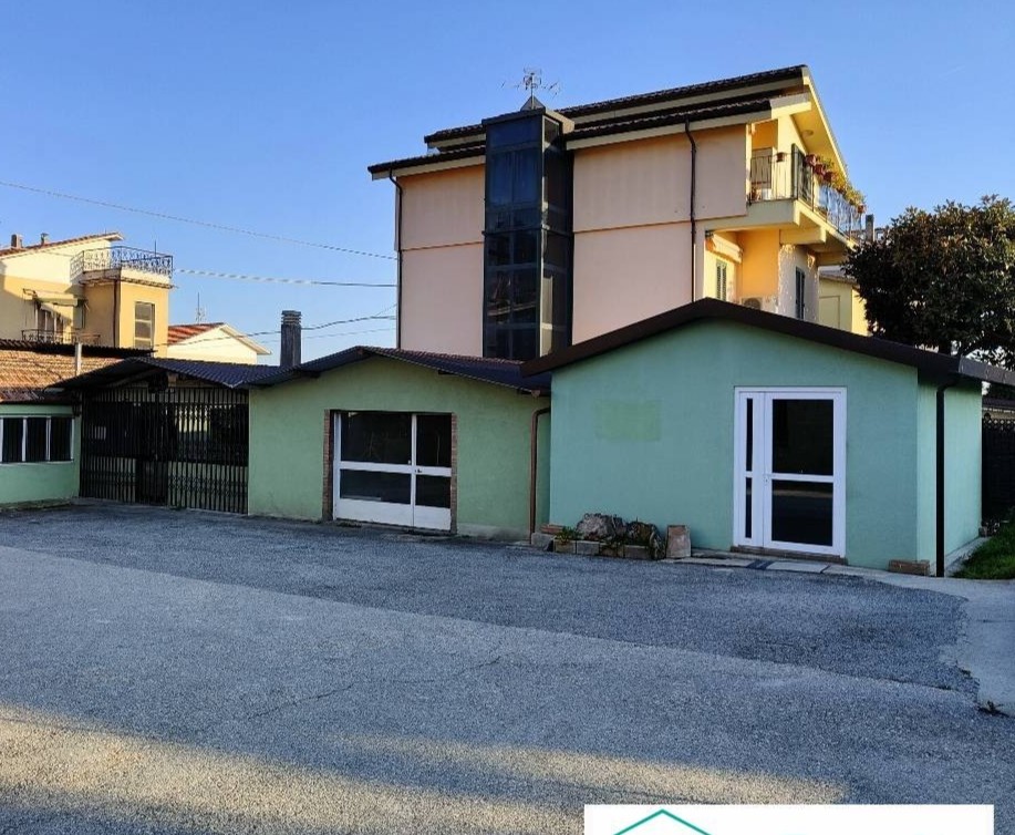 Locale commerciale in affitto a Amelia