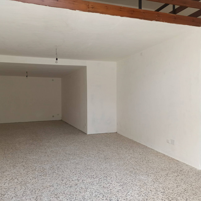 Locale commerciale in affitto a Soriano nel Cimino