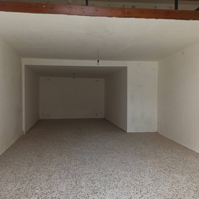 Locale commerciale in affitto a Soriano nel Cimino