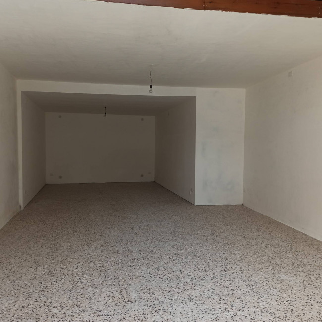 Locale commerciale in affitto a Soriano nel Cimino