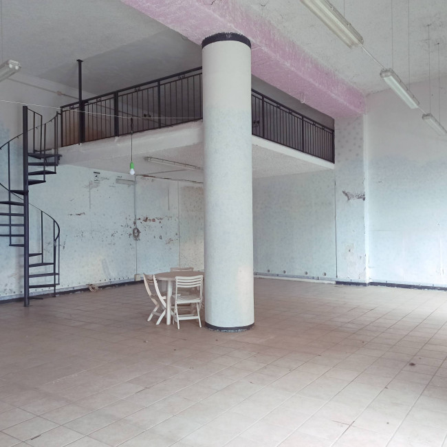 Locale commerciale in affitto a Soriano nel Cimino