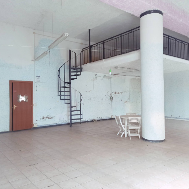 Locale commerciale in affitto a Soriano nel Cimino